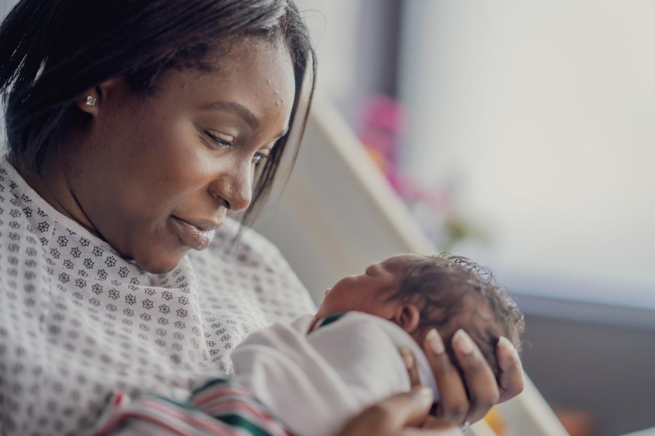 bonding-with-baby_mom-holding-baby